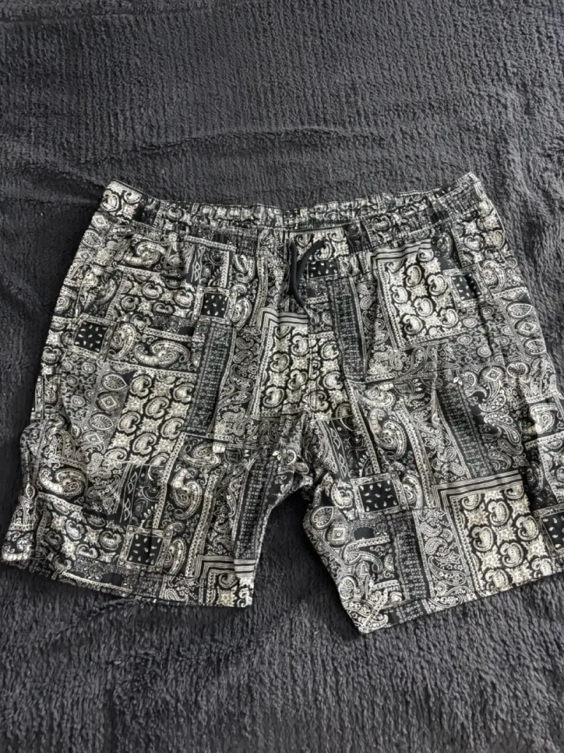 Shorts estampados en blanco y negro H&M