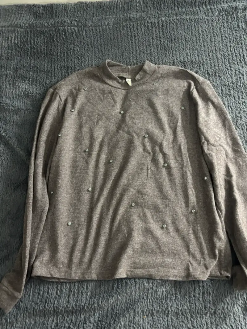 Suéter gris con perlas para mujer