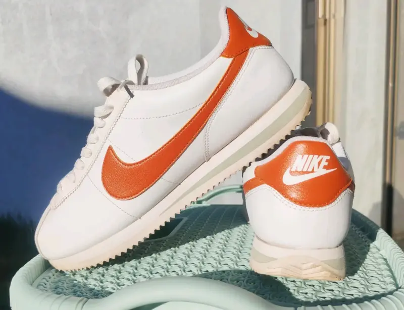 Zapatillas deportivas Nike Cortez blancas/ naranja - 1