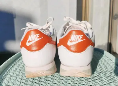 Zapatillas deportivas Nike Cortez blancas/ naranja - miniatura 2