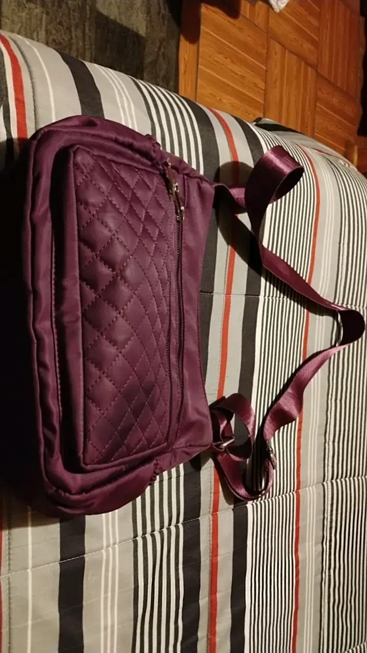Bolso bandolera morado acolchado con cierre