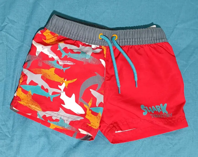 Short de baño niño con estampado de tiburones
