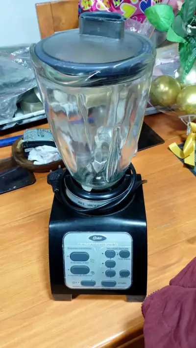 Licuadora Oster con vaso de vidrio - miniatura 1