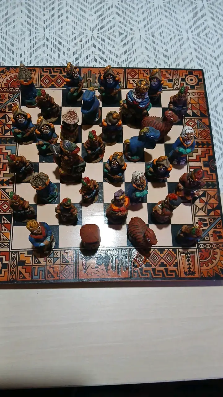 Ajedrez artesanal con piezas incas