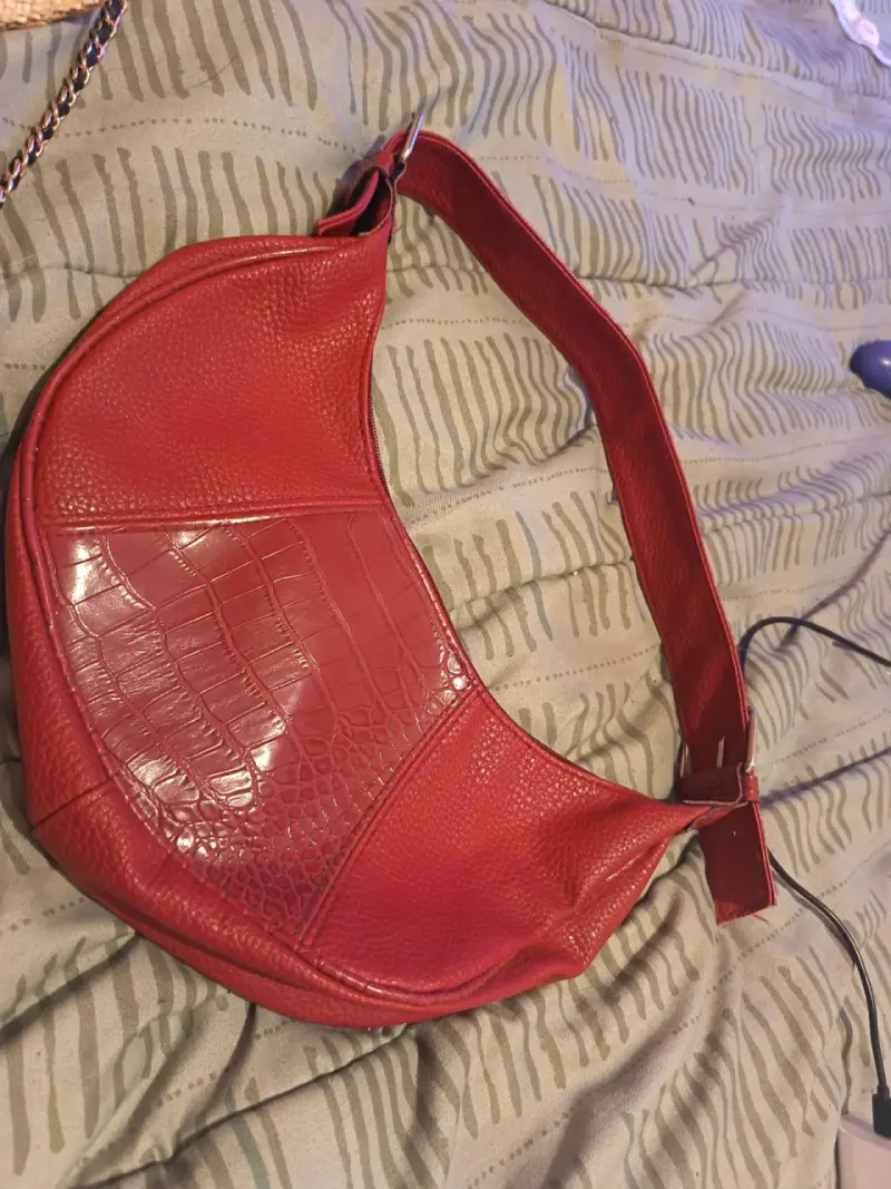 Cartera roja de cuero estilo hobo