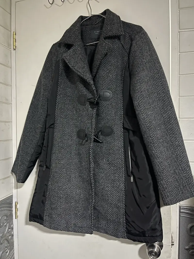 Abrigo de lana gris con diseño de espiga