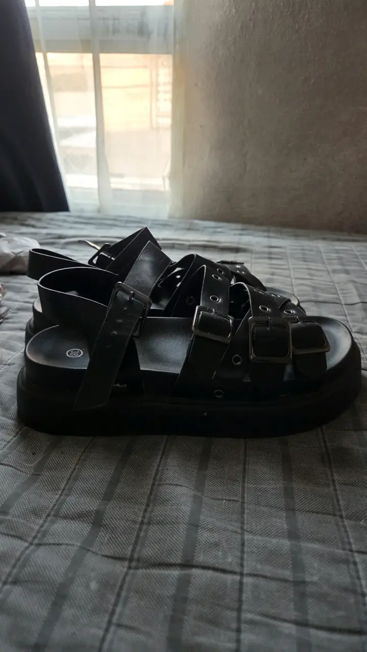 Sandalias negras con hebillas estilo casual