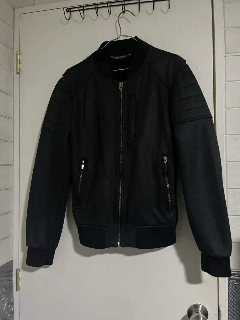 Chaqueta negra estilo bomber para hombre