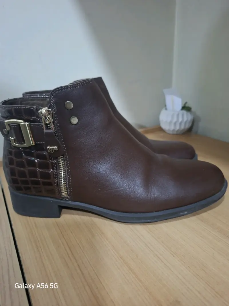 Botines de cuero marrón con cierre lateral
