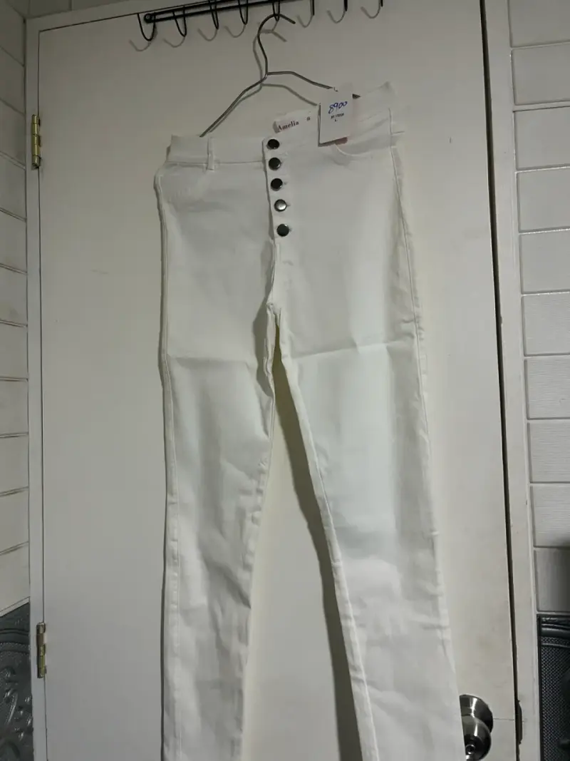 Pantalones blancos de mujer Amelia con botones
