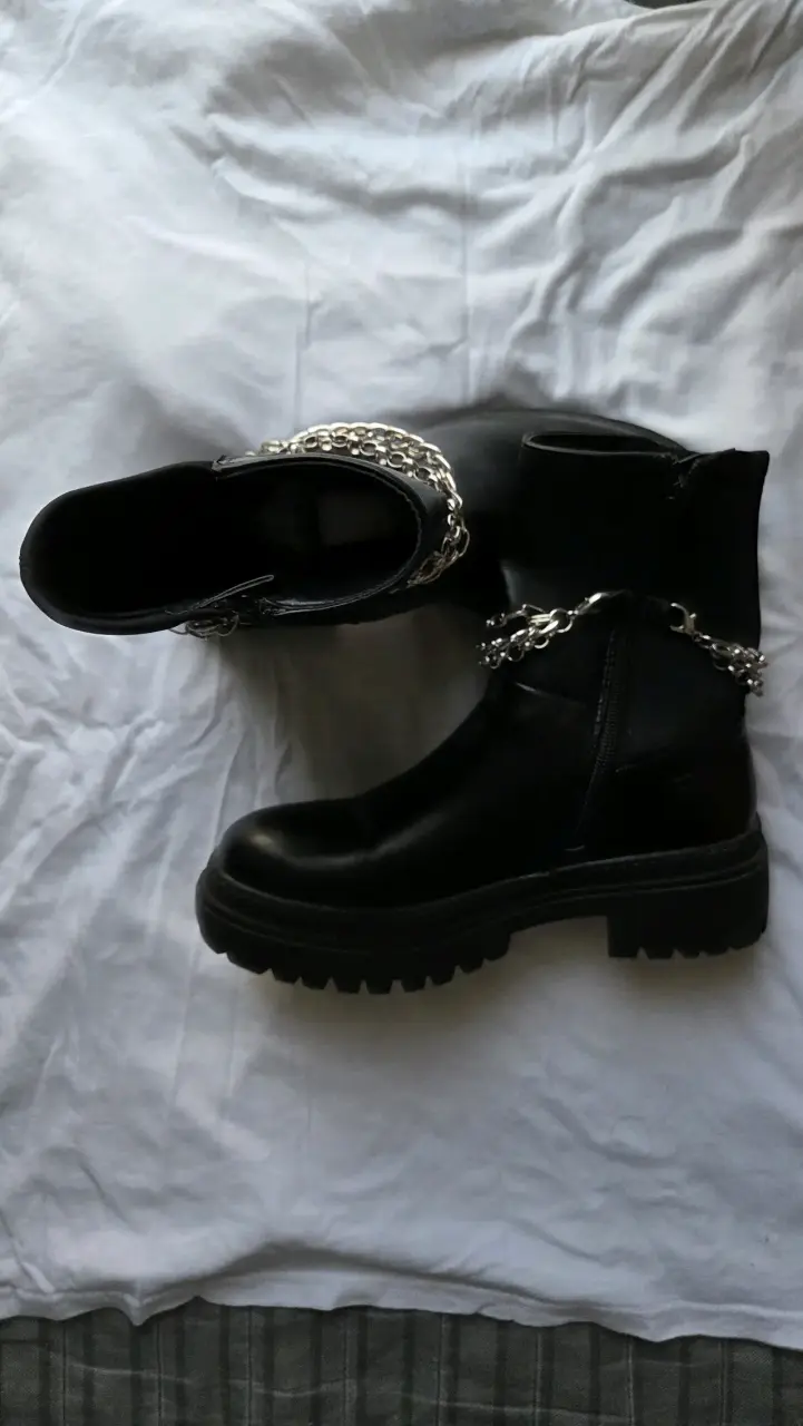 Botines Negros con Cadenas para Mujer