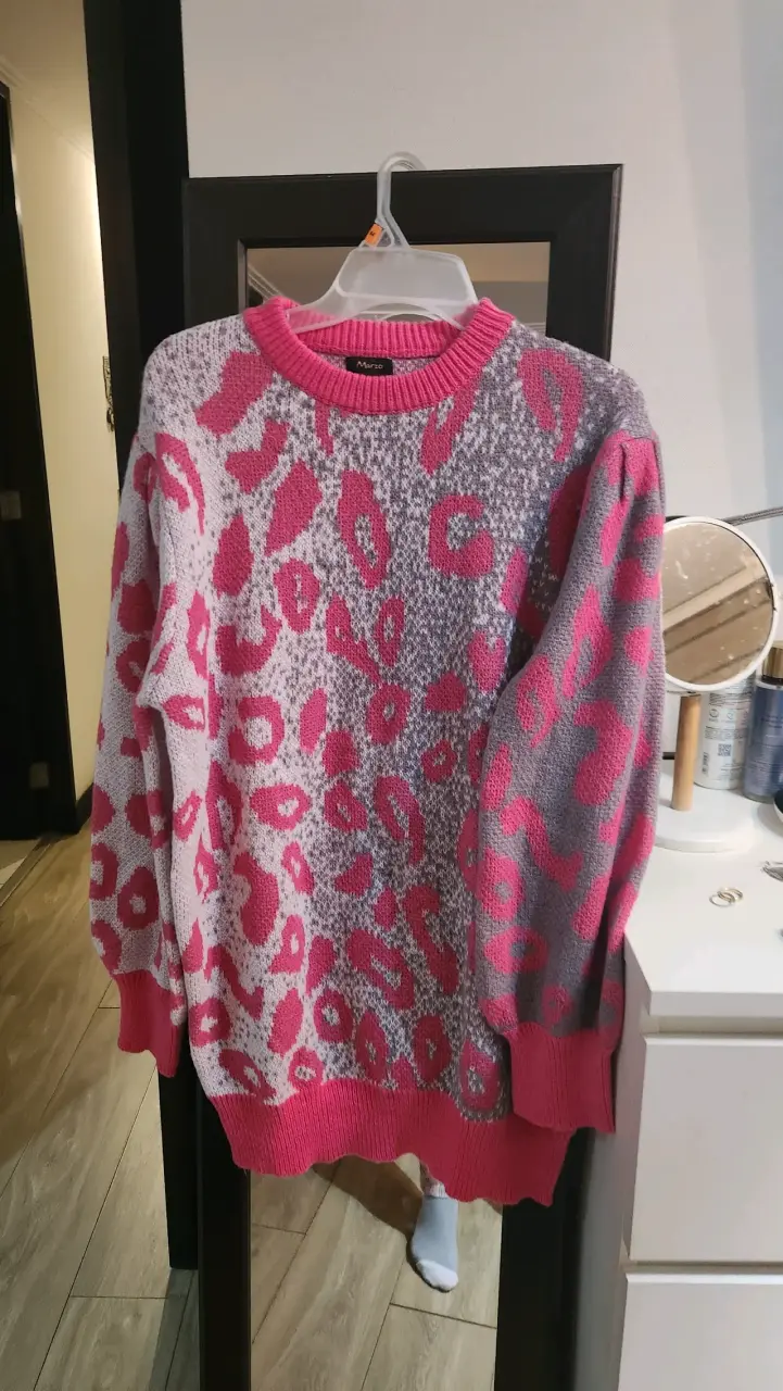 Suéter de mujer con estampado animal print rosa