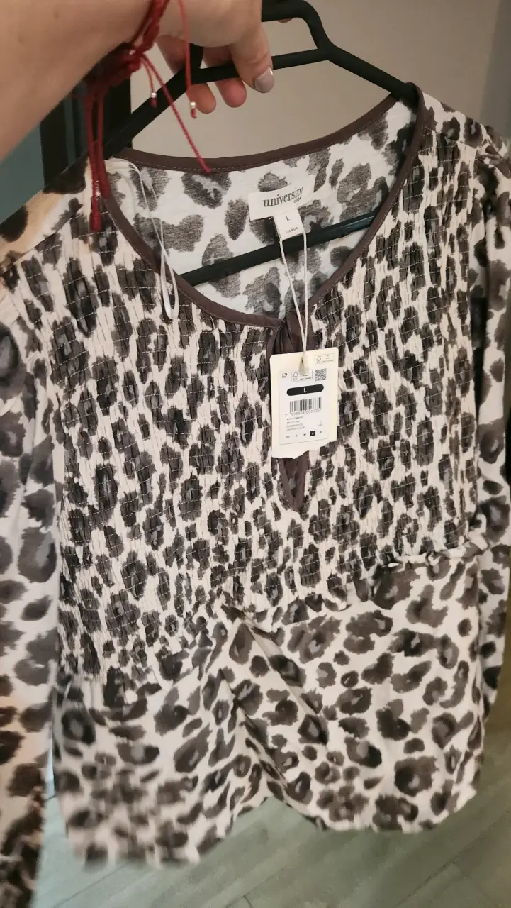 Blusa animal print marca University talla L