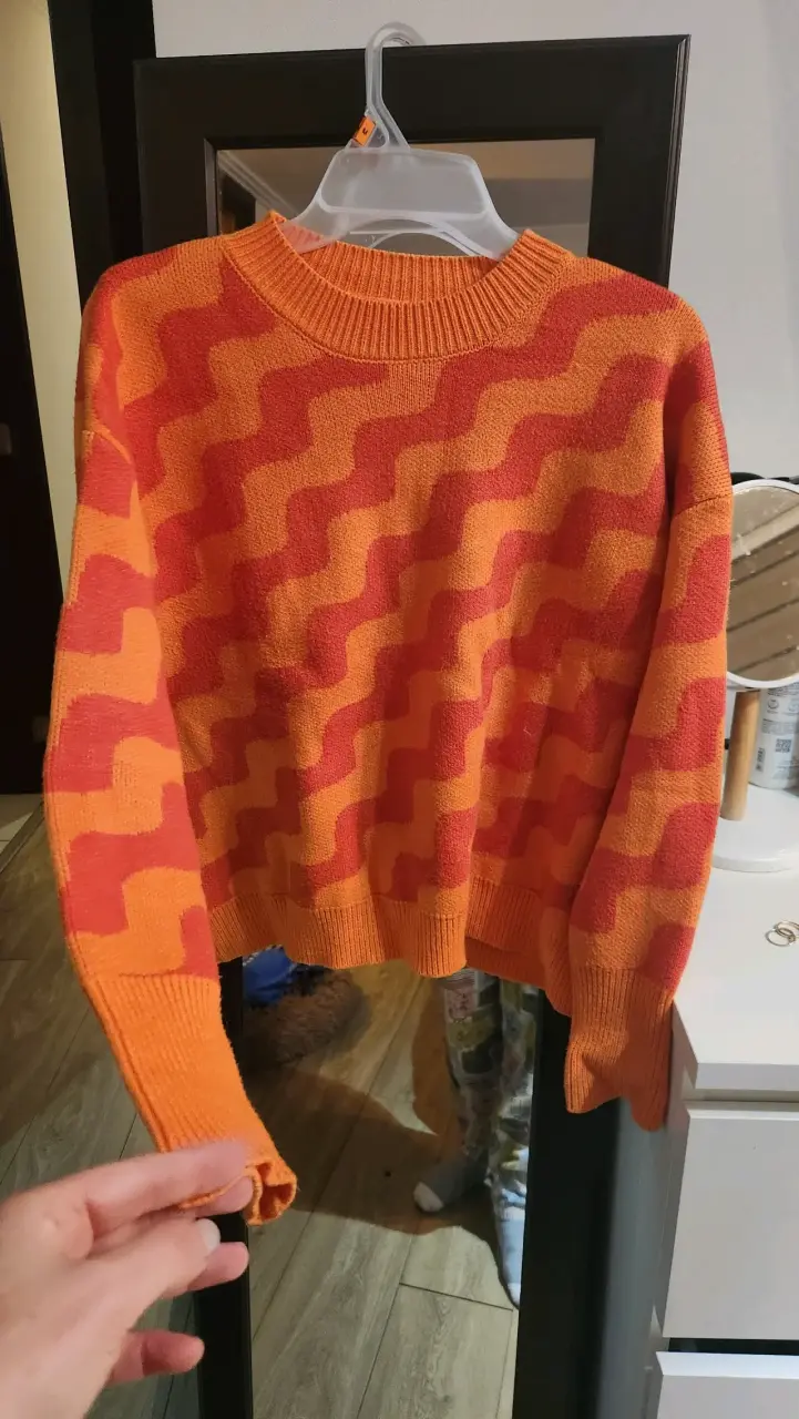 Suéter de punto naranja con diseño ondulado