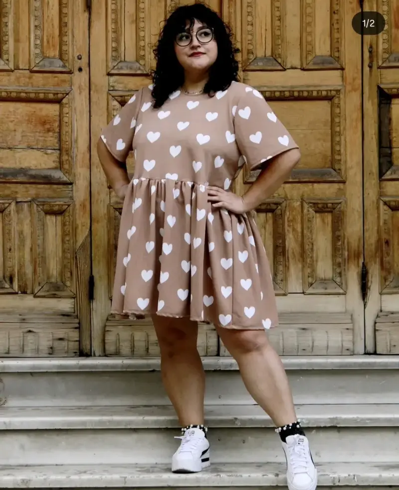 Vestido beige con estampado de corazones