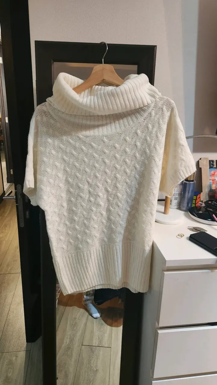 Poncho de punto blanco con cuello alto