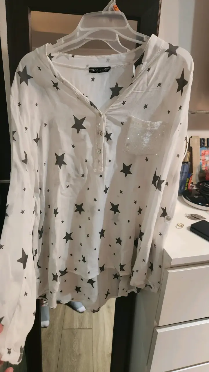 Blusa blanca con estampado de estrellas