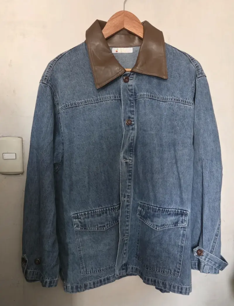 Chaqueta de mezclilla con cuello de ecocuero