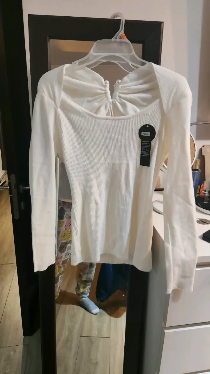 Polera blanca con diseño de perlas