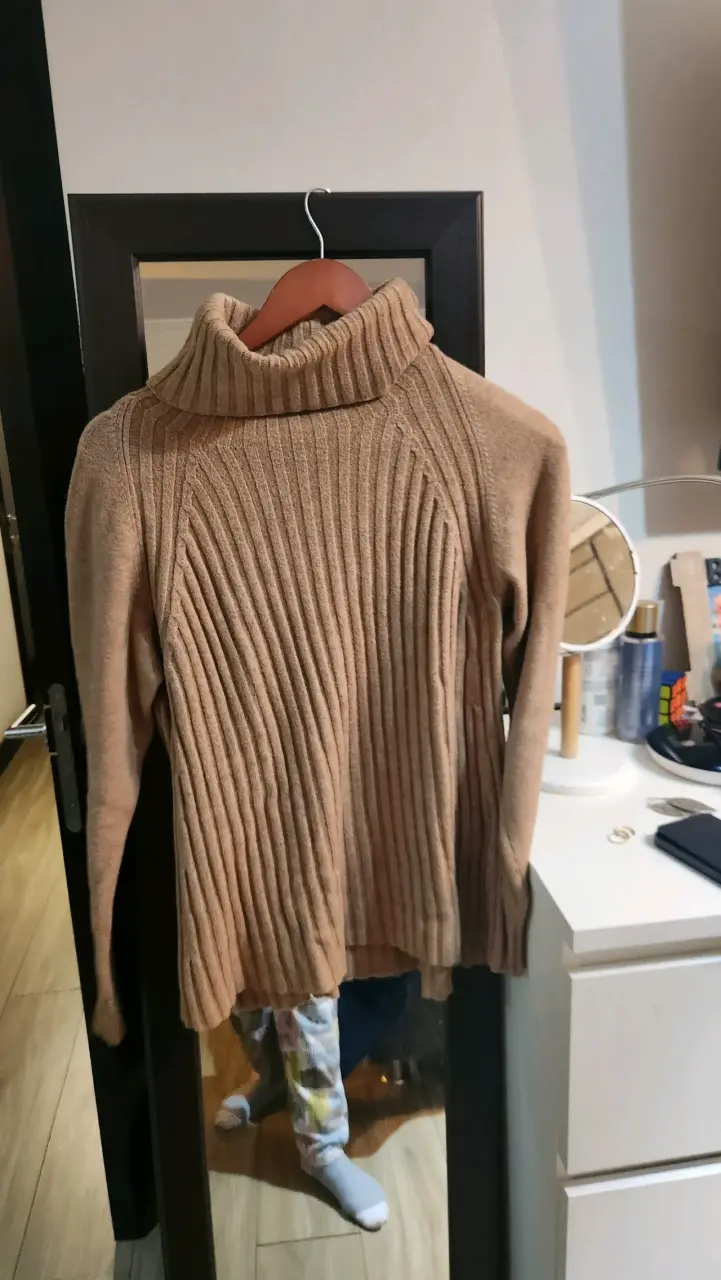 Suéter de lana marrón con cuello alto