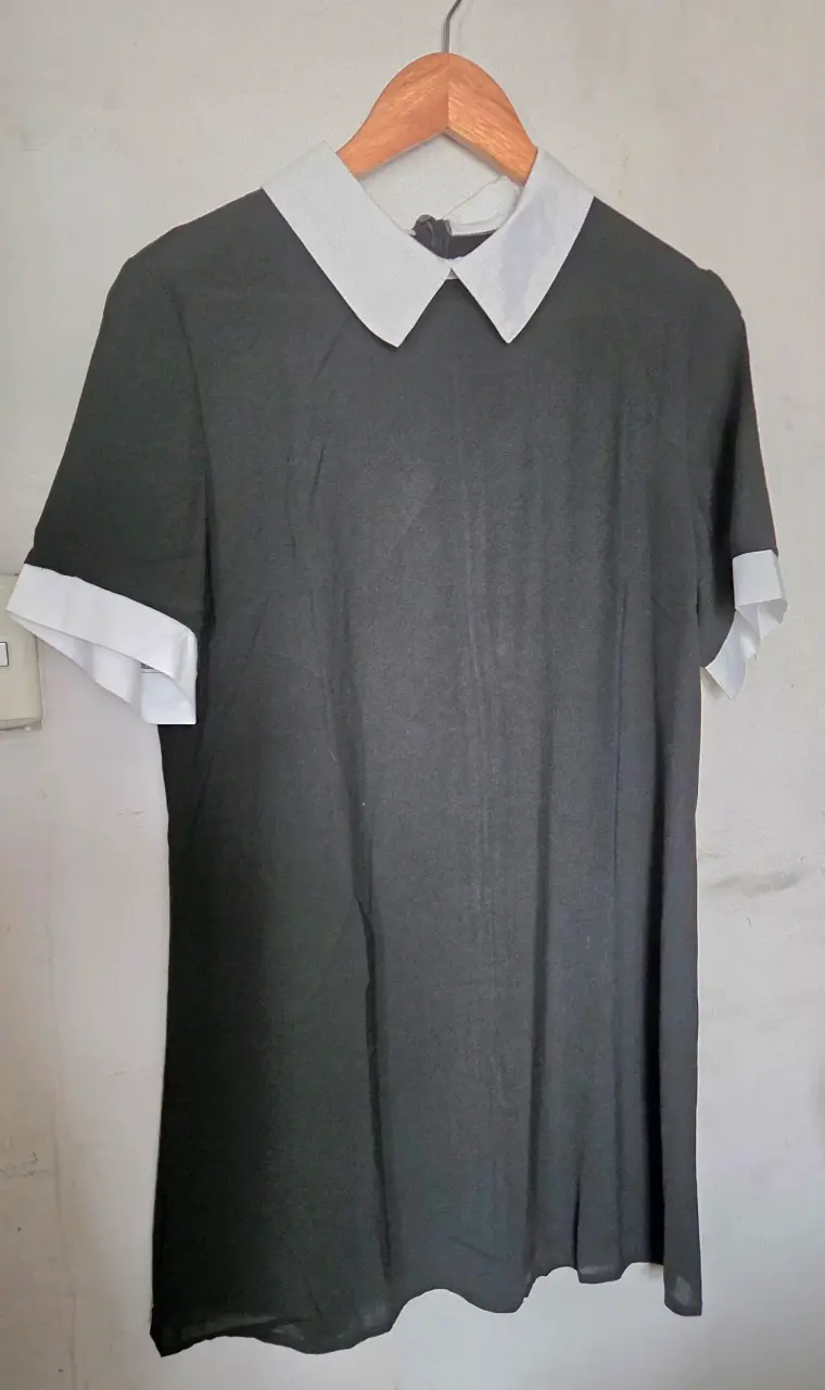 Vestido negro con cuello blanco estilo clásico