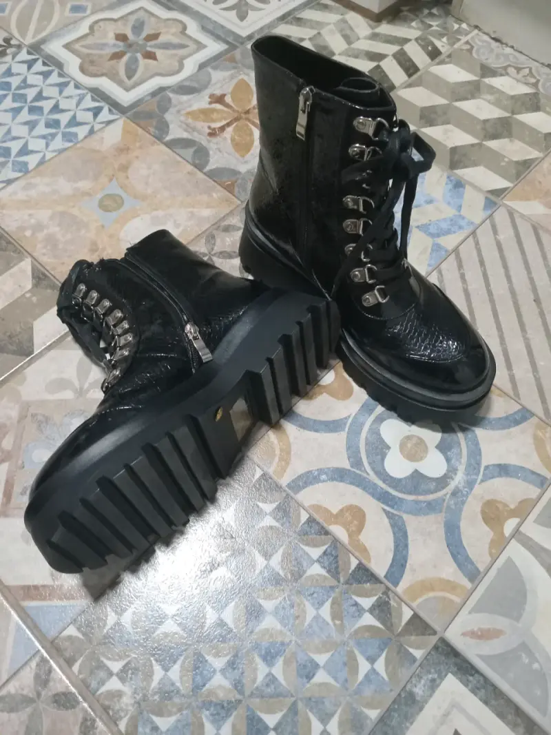 Botas negras de cuero con cordones y cremallera