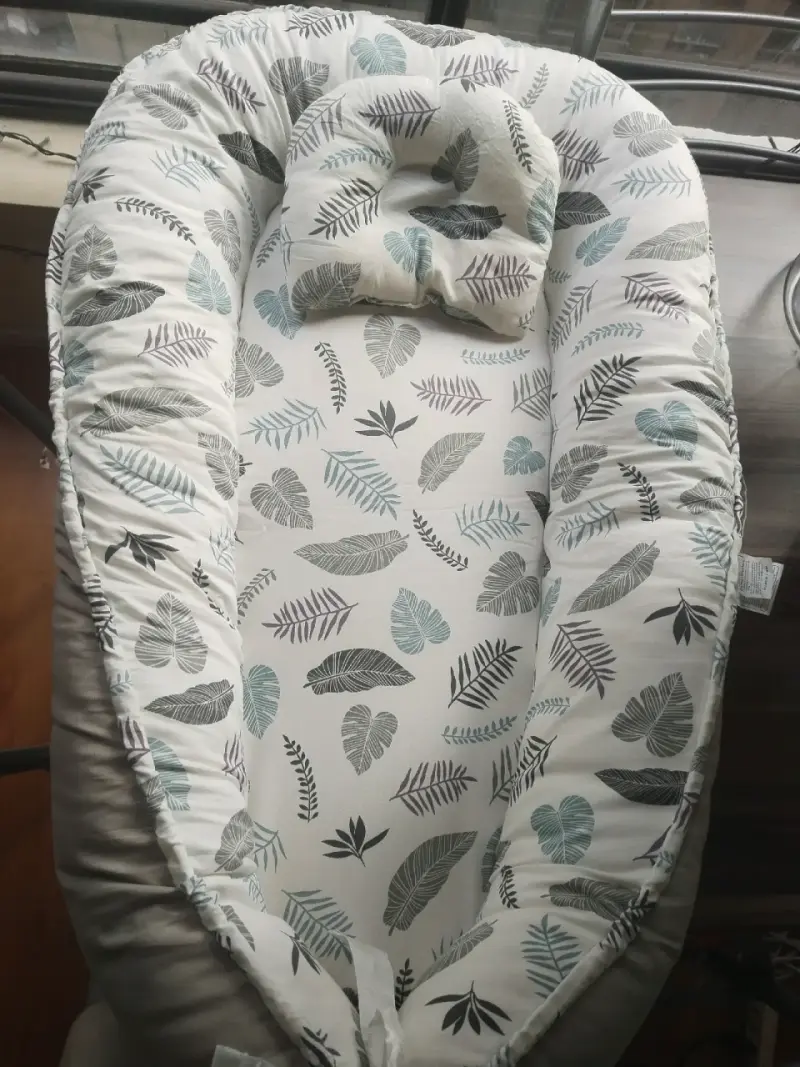 Cojín nido para bebé con diseño de hojas