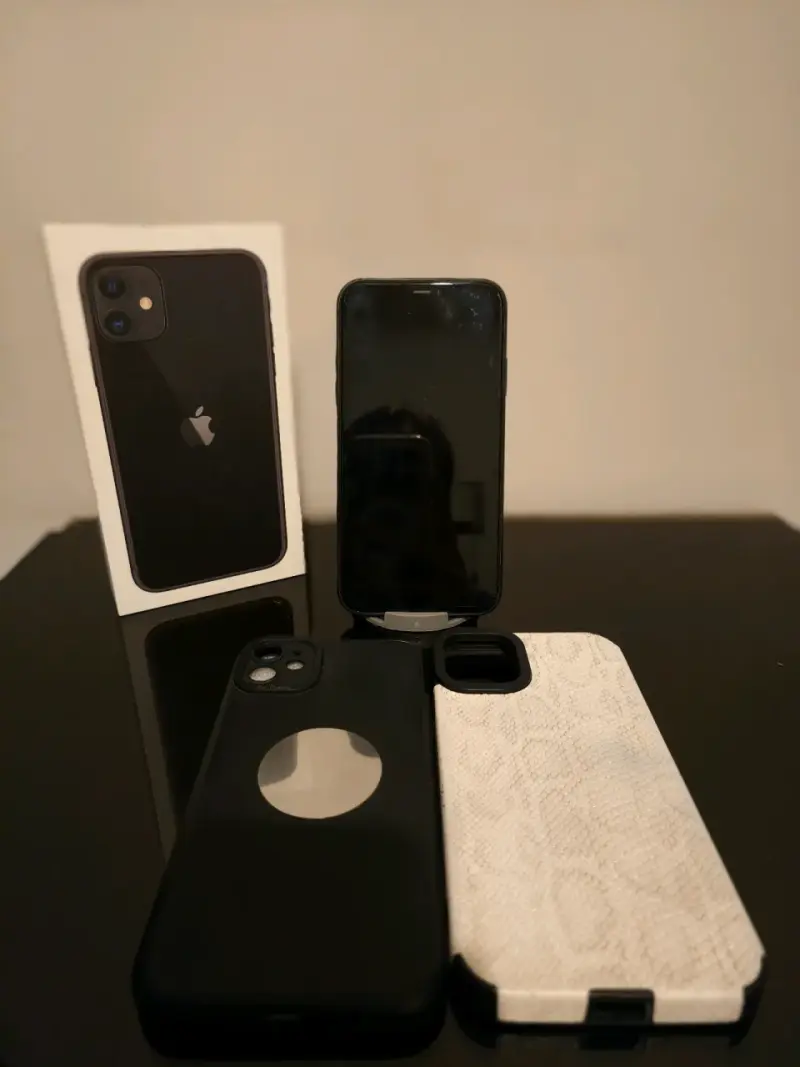 iPhone 11 con funda y caja original