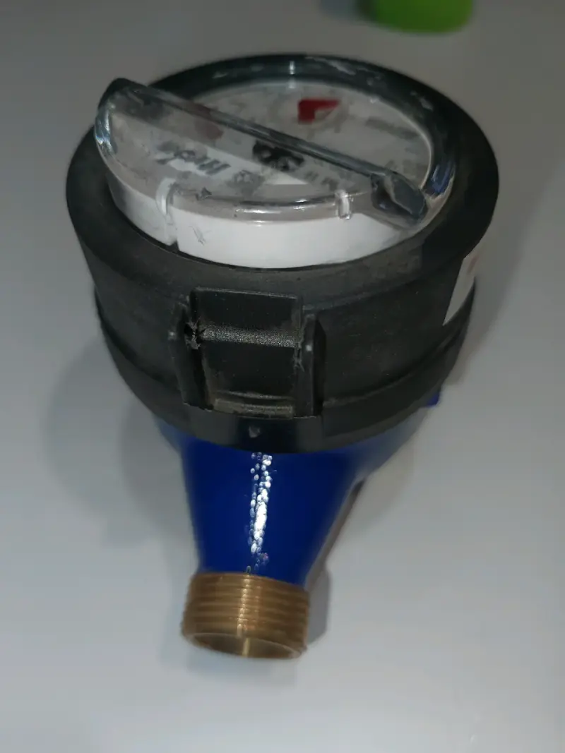 Medidor de agua,  con conexión metálica de 1/2 - 6