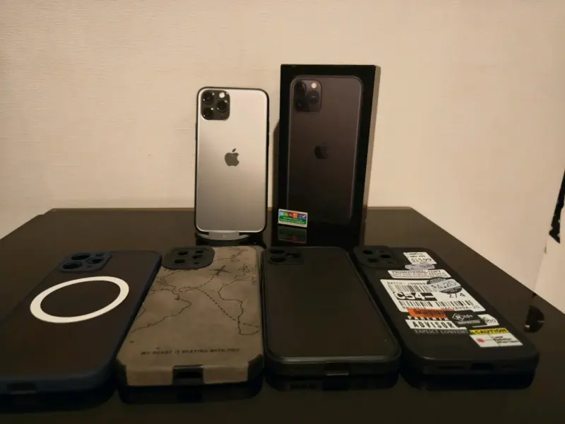 iPhone 11 Pro con accesorios y caja original