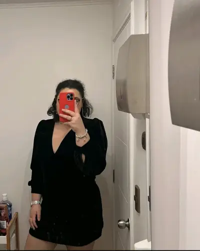 Vestido negro de terciopelo con escote en V - miniatura 1