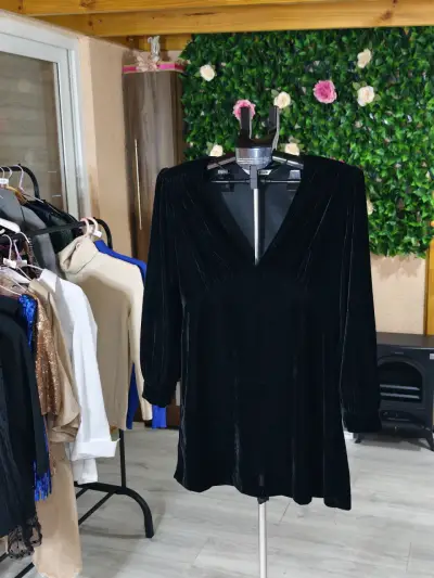 Vestido negro de terciopelo con escote en V - miniatura 2