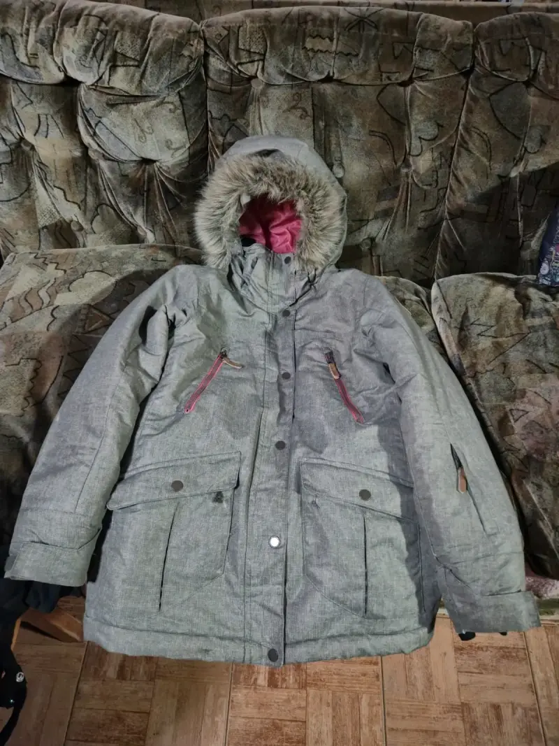 Parka de invierno verde con capucha