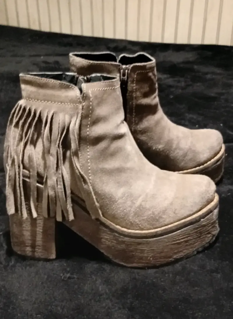 Botines de gamuza con flecos beige