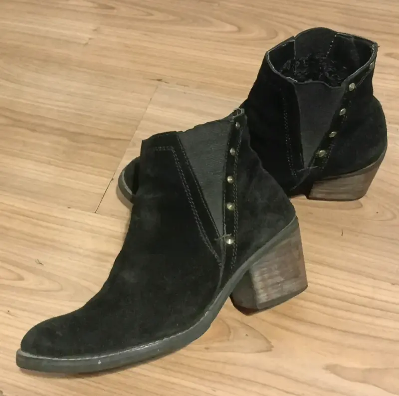 Botines de gamuza negra con tacón