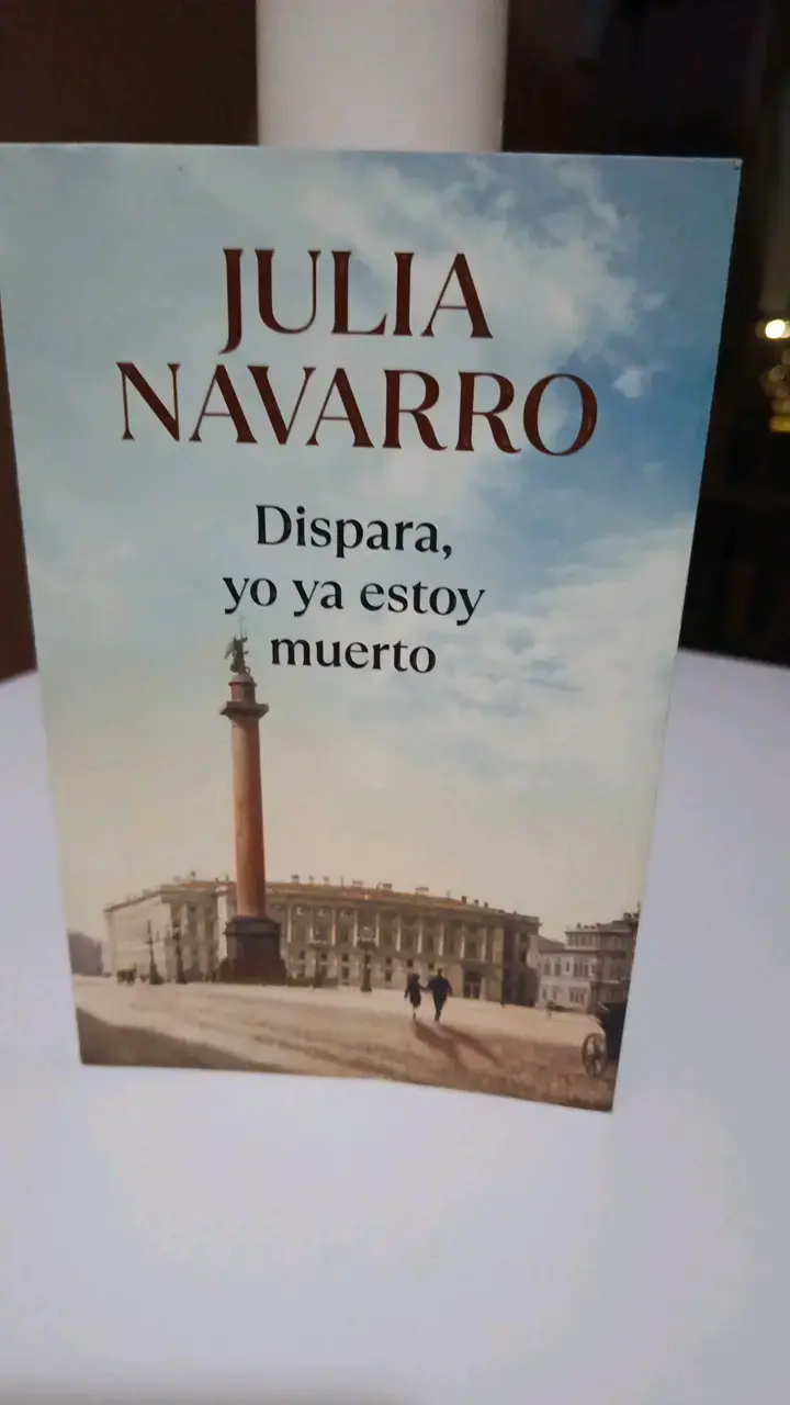 Libro 'Dispara, yo ya estoy muerto' d Julia Navarr