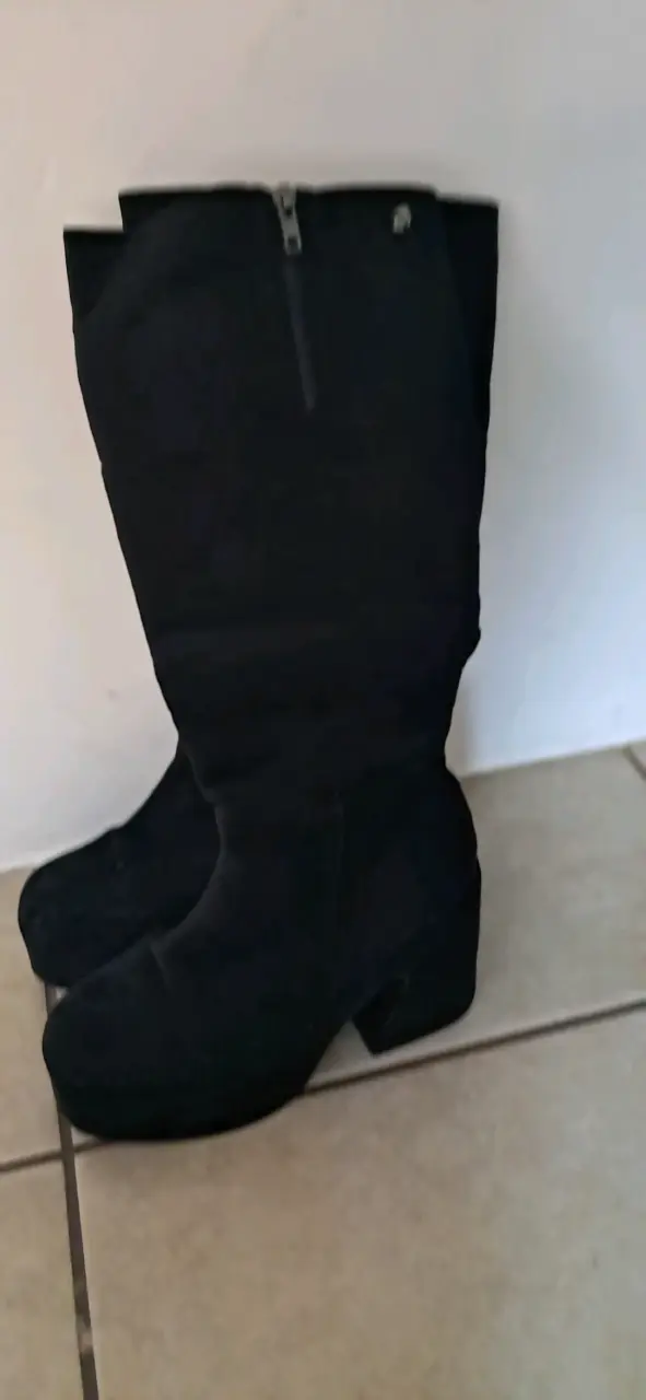 Botas negras de mujer con tacón medio.