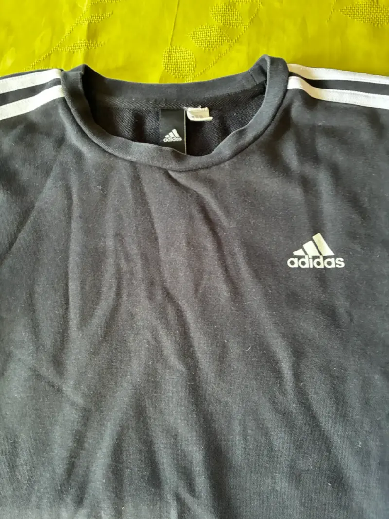 Polerón Adidas negro con franjas blancas