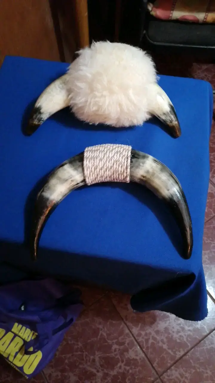 Sombrero de cuernos con peluche blanco - 2