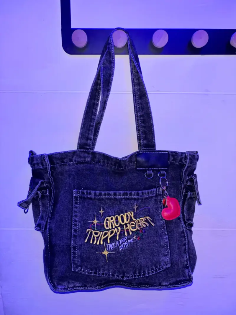 Bolso de mezclilla con diseño bordado y llavero