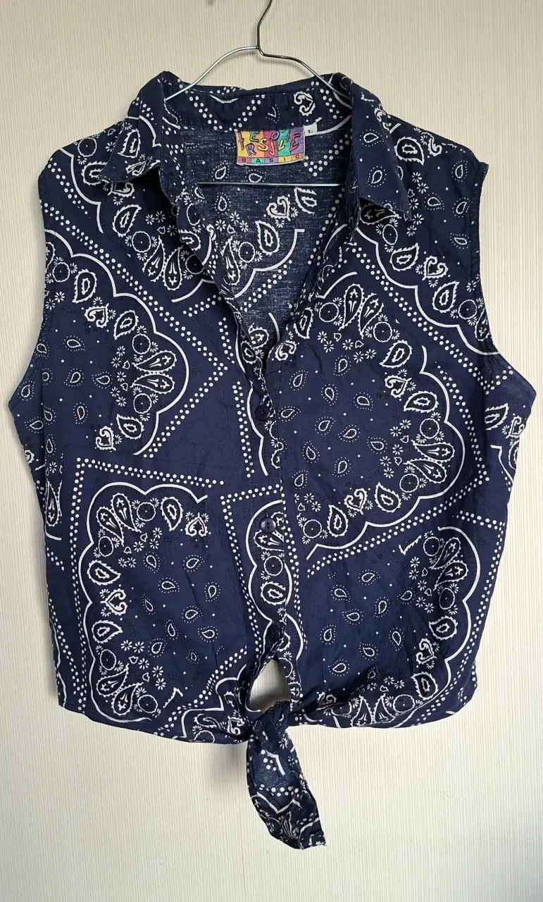 Blusa sin mangas azul con estampado bandana