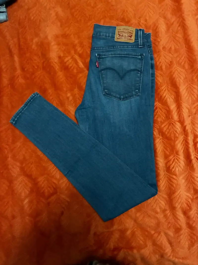 Jeans Levi's azul clásico para mujer