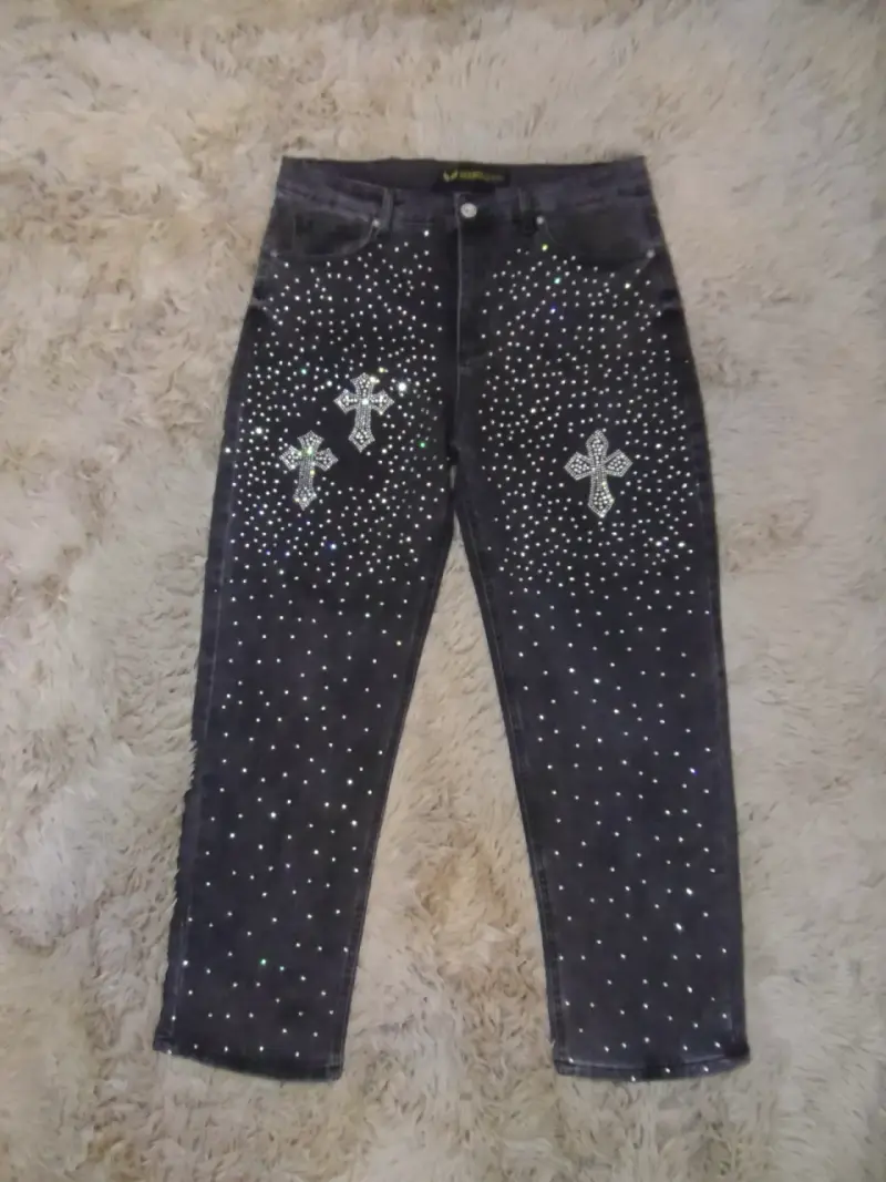 Jeans negros con cruces brillantes