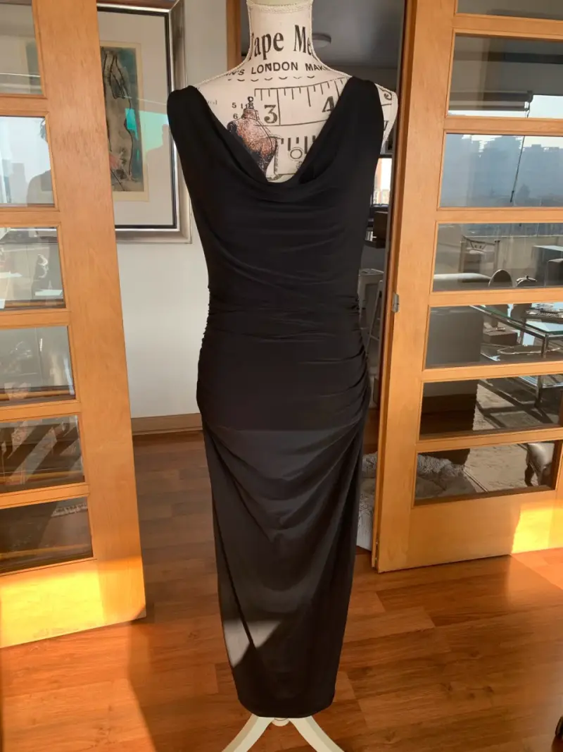 Vestido negro Zara con escote drapeado