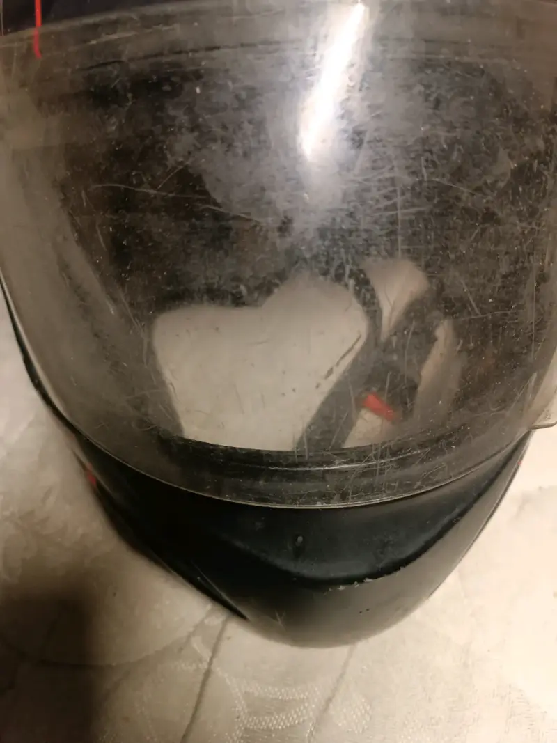 Casco de moto negro con diseño gráfico