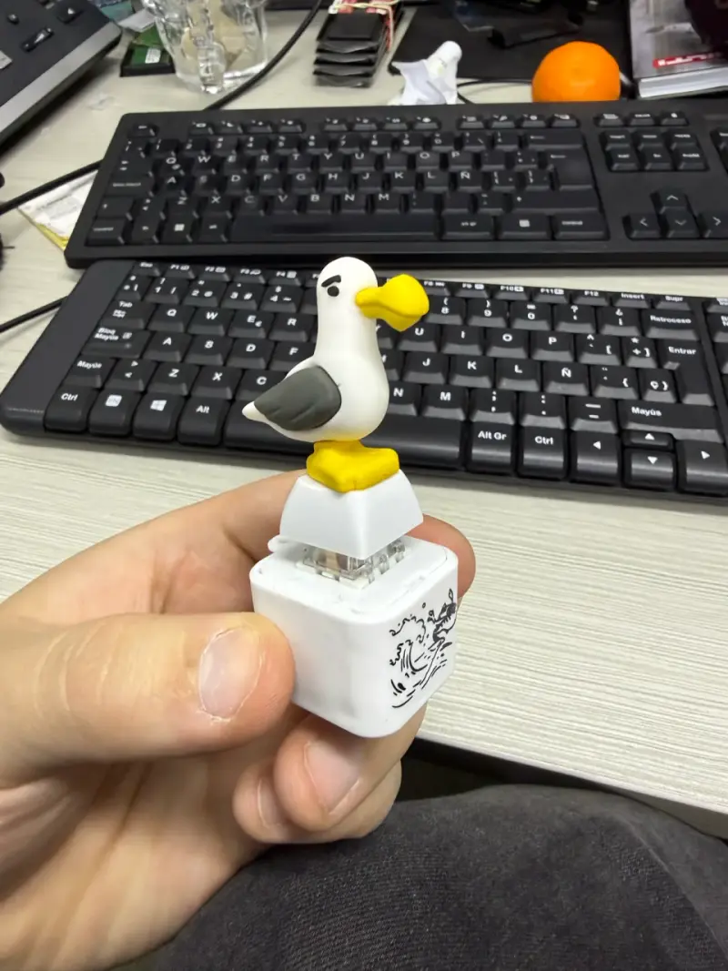 Figura decorativa de gaviota para teclado