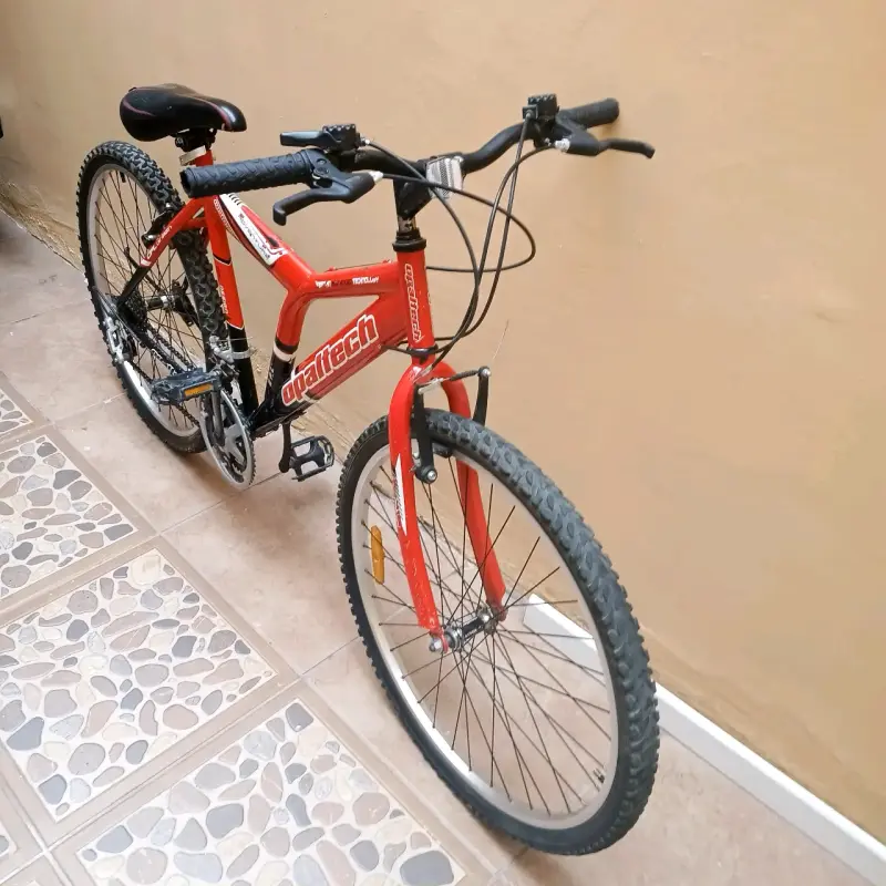 Bicicleta de montaña roja Autech en buen estado