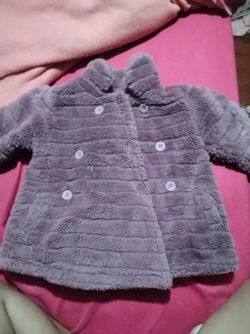 Abrigo de peluche para niña