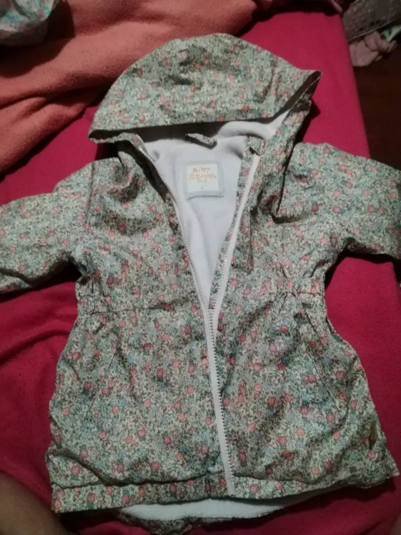 Chaqueta impermeable floral para niña