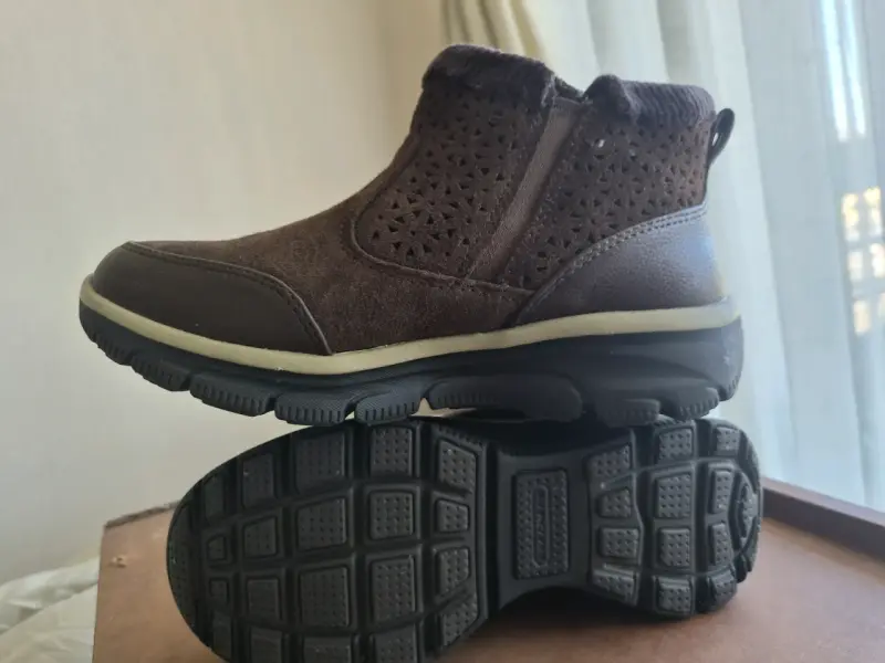 Botines Skechers marrones con cierre lateral